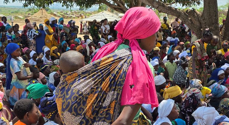 Las familias se reúnen en la provincia de Nampula, en el norte de Mozambique, tras huir de la violencia.